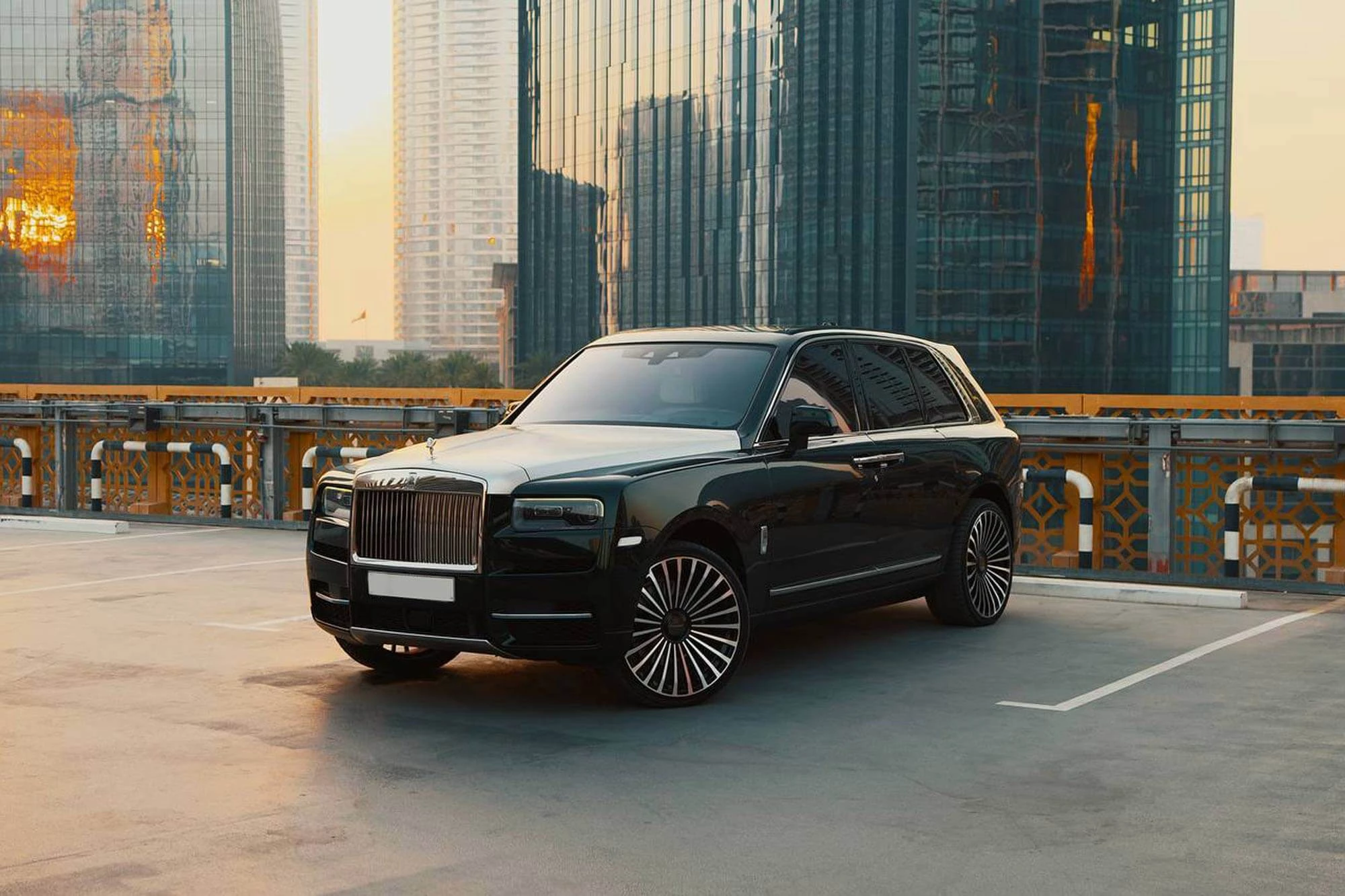 Rolls-Royce-Cullinan-Green-02