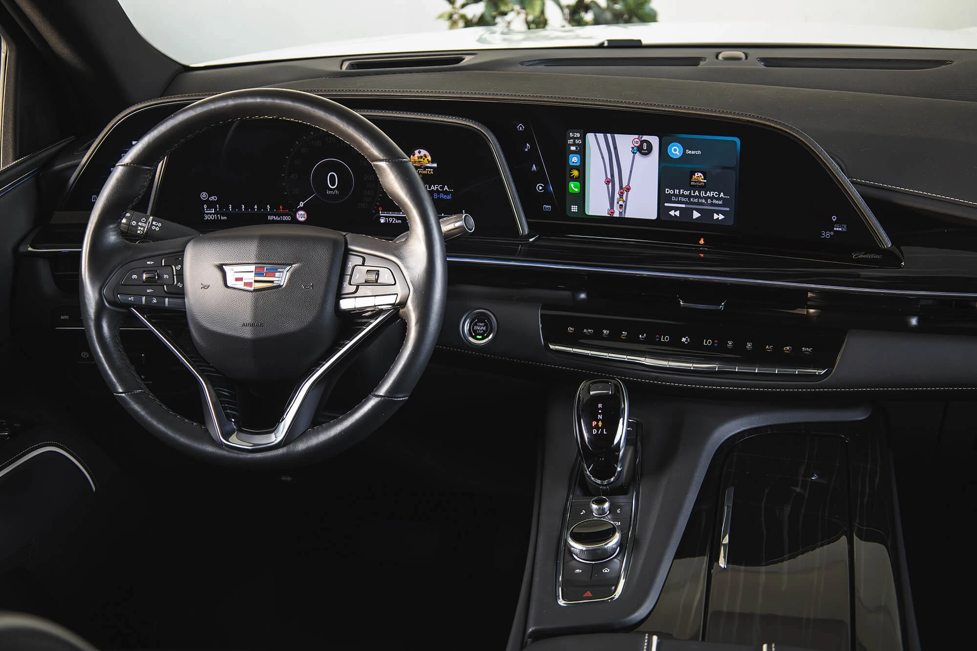 cadillac_escalade_white_04
