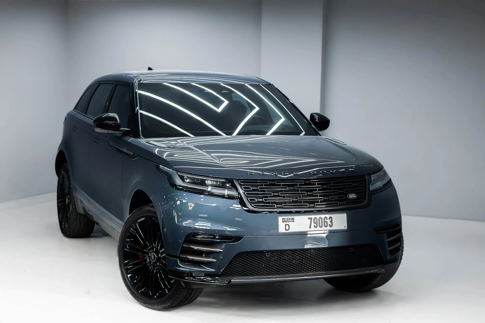 land_rover_range_rover_velar_grey_01