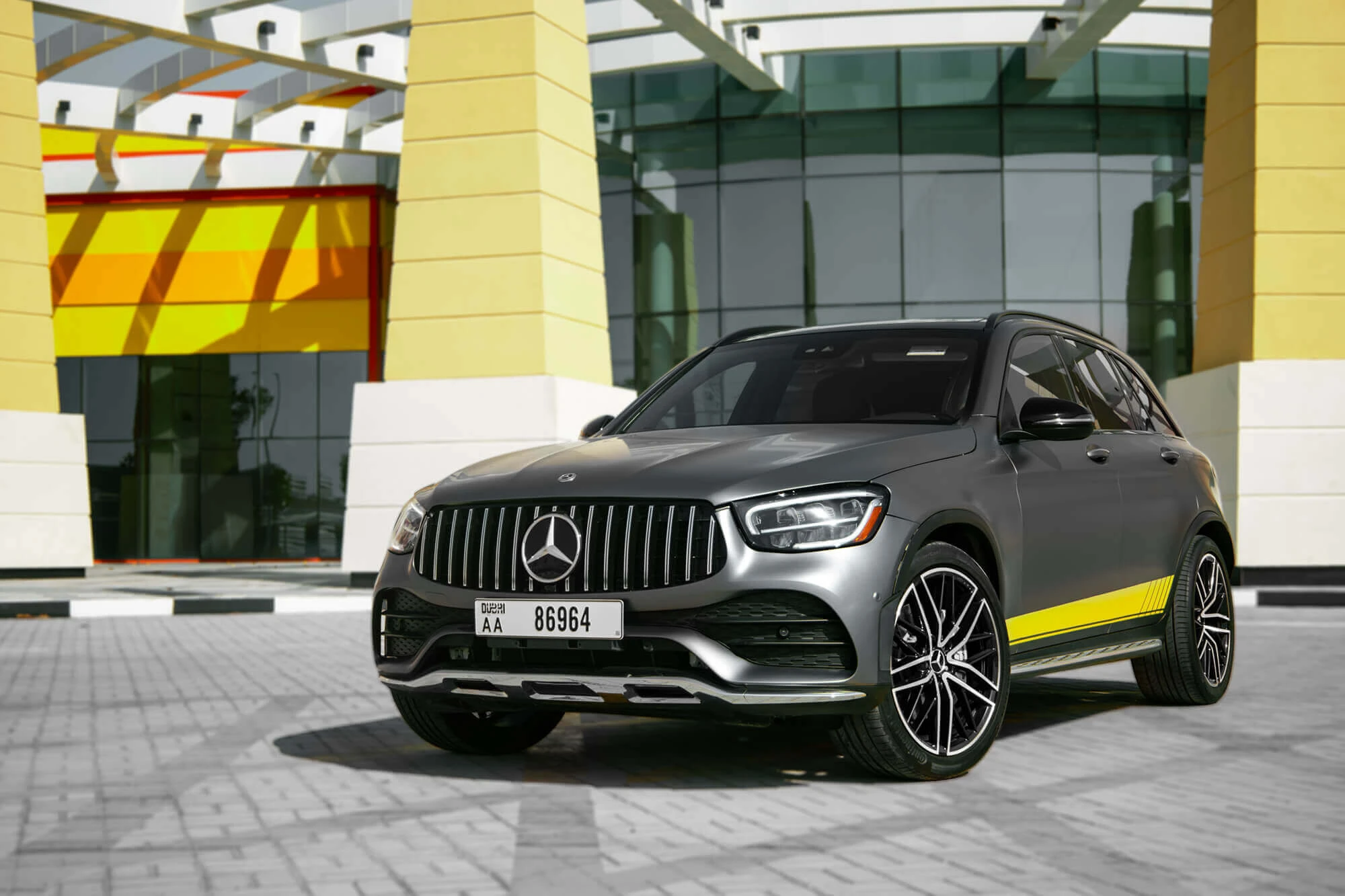 mercedes_benz_glc43_amg_greyyellow_01