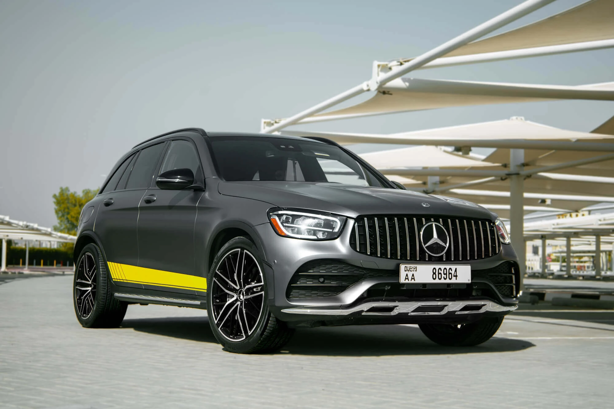 mercedes_benz_glc43_amg_greyyellow_02