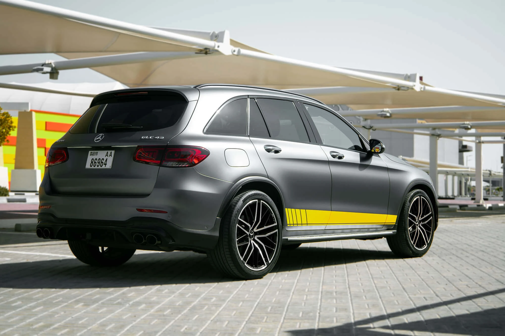 mercedes_benz_glc43_amg_greyyellow_03