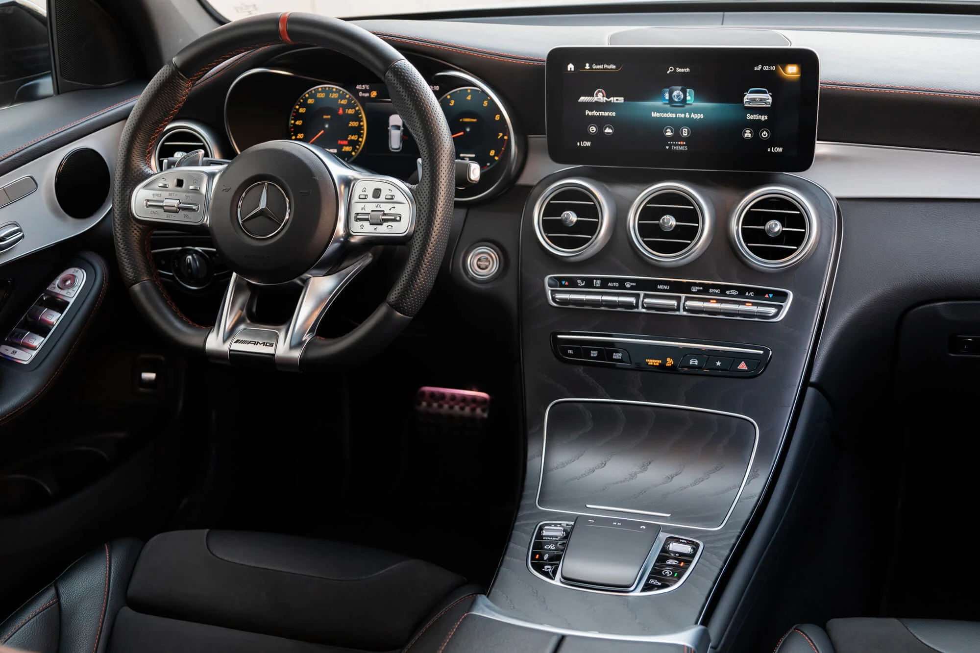 mercedes_benz_glc43_amg_greyyellow_04