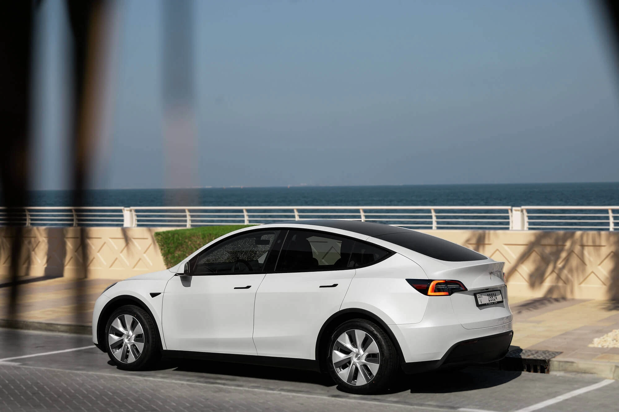 tesla_model_y_white_02