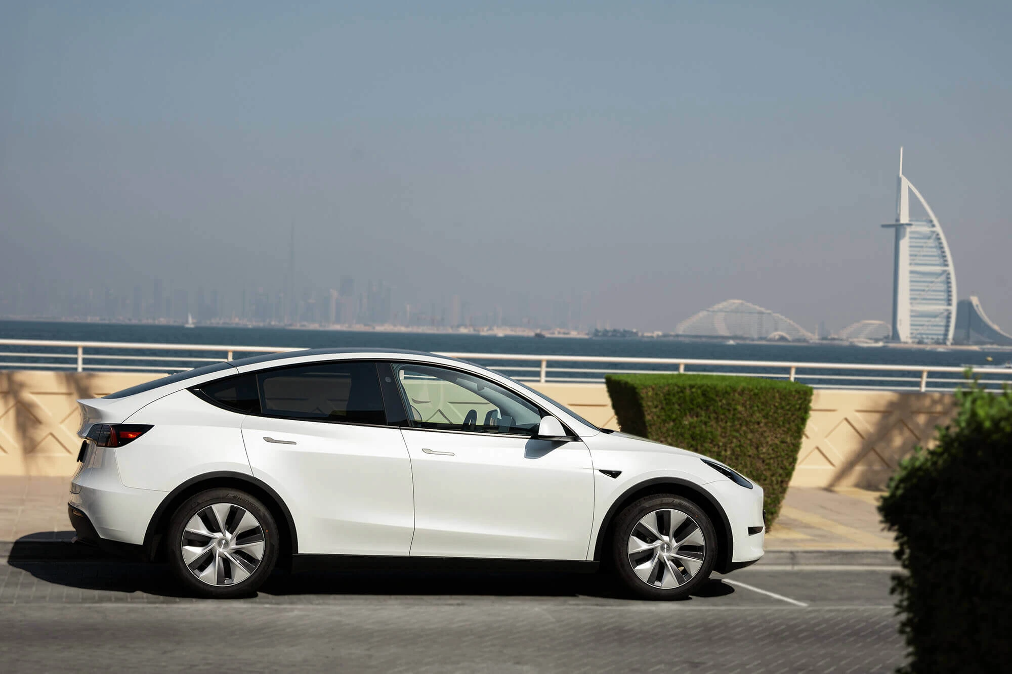 tesla_model_y_white_03