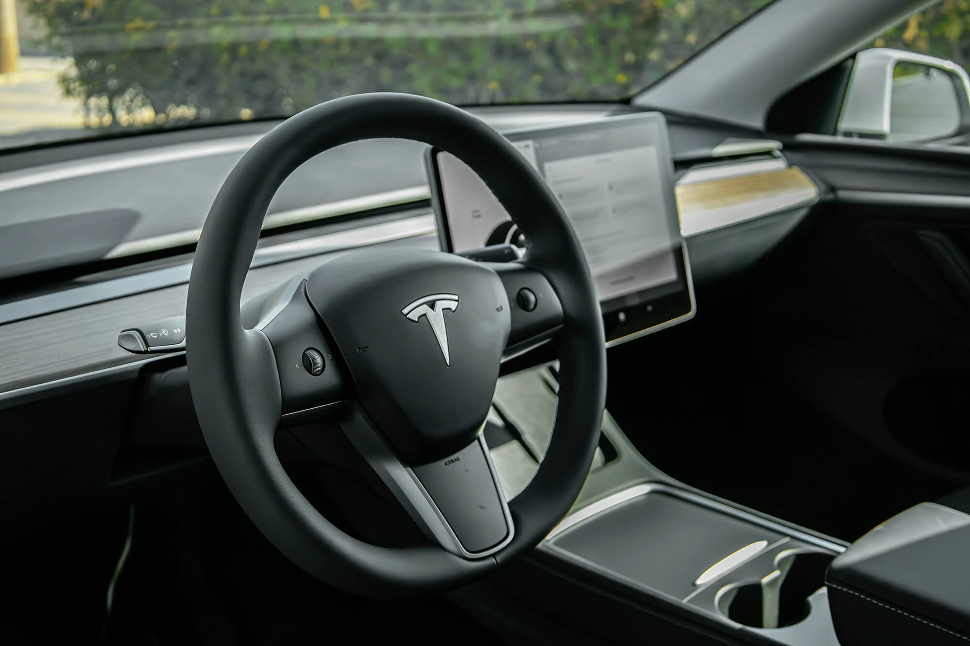 tesla_model_y_white_04