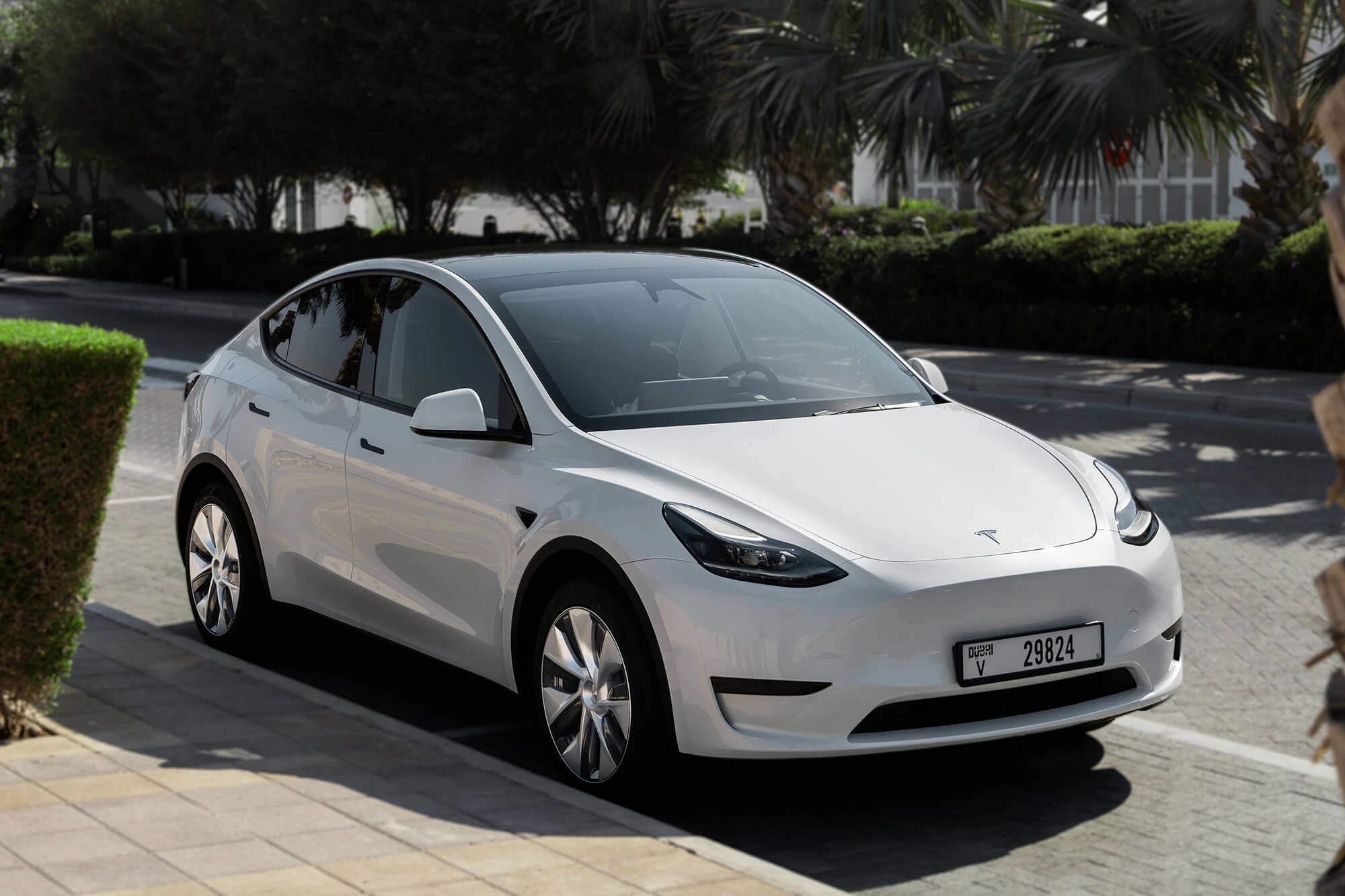 tesla_model_y_white_07